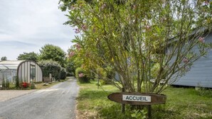 A rural road leading to a property with a sign reading 'ACCUEL.' - Coastal Family Cottage for Six (Saint-Denis-d'Oléron)
