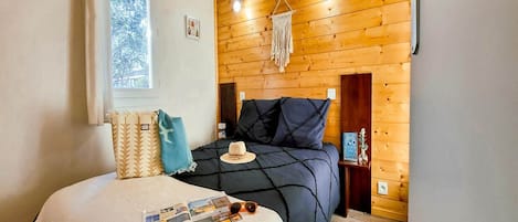 Iron/ironing board, WiFi (free)