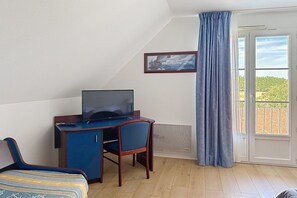 A room with a desk, chair, and a bed. - Spa Retreat in La Roche-Posay for 3 (La Roche-Posay)