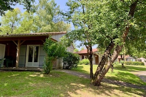 Exterior - Cozy Cottage Retreat for Two (Moutiers-Sous-Chantemerle)