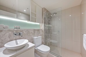 Shower, hair dryer, towels, soap - Waterfront Luxury 2B2B with Views (Wentworth Point)