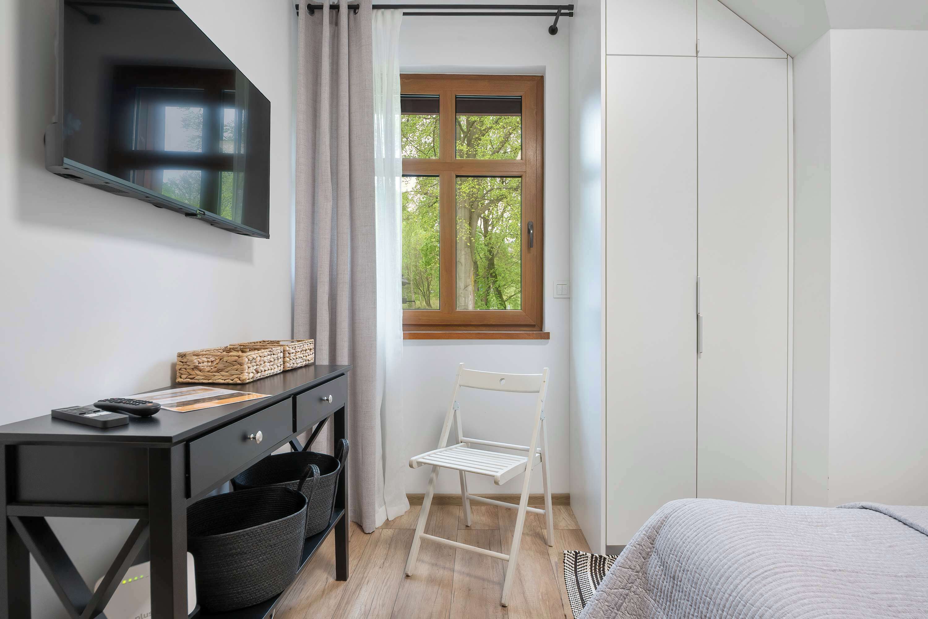 Iron/ironing board, travel cot, WiFi, bed sheets