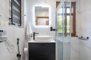 Dusche, Haartrockner, Handtücher, Shampoo