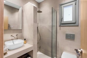 Dusche, Haartrockner, Handtücher, Seife