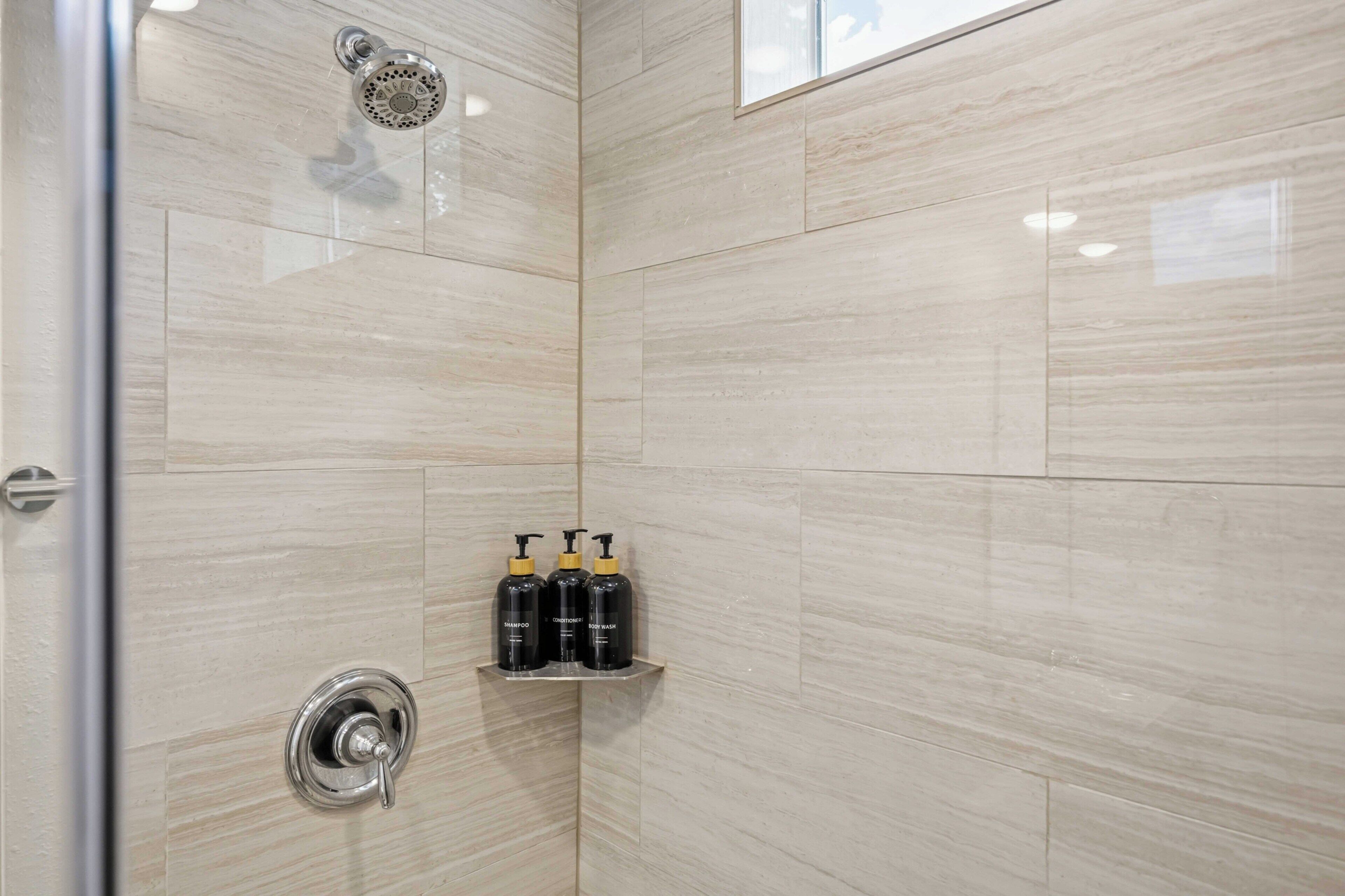 Douche, serviettes fournies, papier toilette