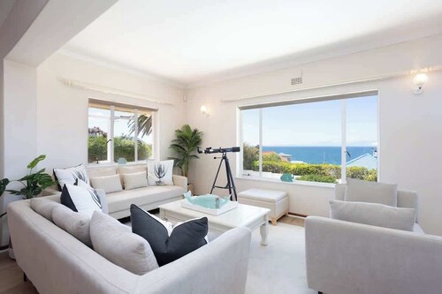 Family friendly | POOL | steps to penguins | views