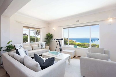 Family friendly | POOL | steps to penguins | views