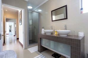Shower - Peak Living | Pool, Views & indoor gas fireplace (Cape Town)