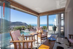 Outdoor dining - Peak Living | Pool, Views & indoor gas fireplace (Cape Town)