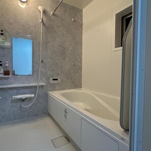 Standard-Villa, 3 Schlafzimmer, Balkon | Badezimmer | Duschwanne, kostenlose Toilettenartikel, Haartrockner, Hausschuhe