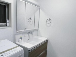 Vila Standar, 3 kamar tidur, balkon | Kamar mandi | Kombinasi shower/bathtub dan perlengkapan mandi gratis