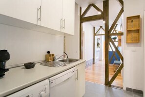 Fridge, microwave, oven, stovetop - Colorful Portuguese-Style Apartment in Chiado (Lisbon)
