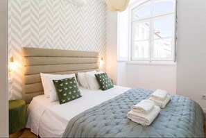 Iron/ironing board, travel cot, WiFi, bed sheets - Authentic Central Lisbon Gem with Unique Design (Lisboa)