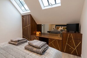 Schreibtisch, Bügeleisen/Bügelbrett, Reisekinderbett, WLAN