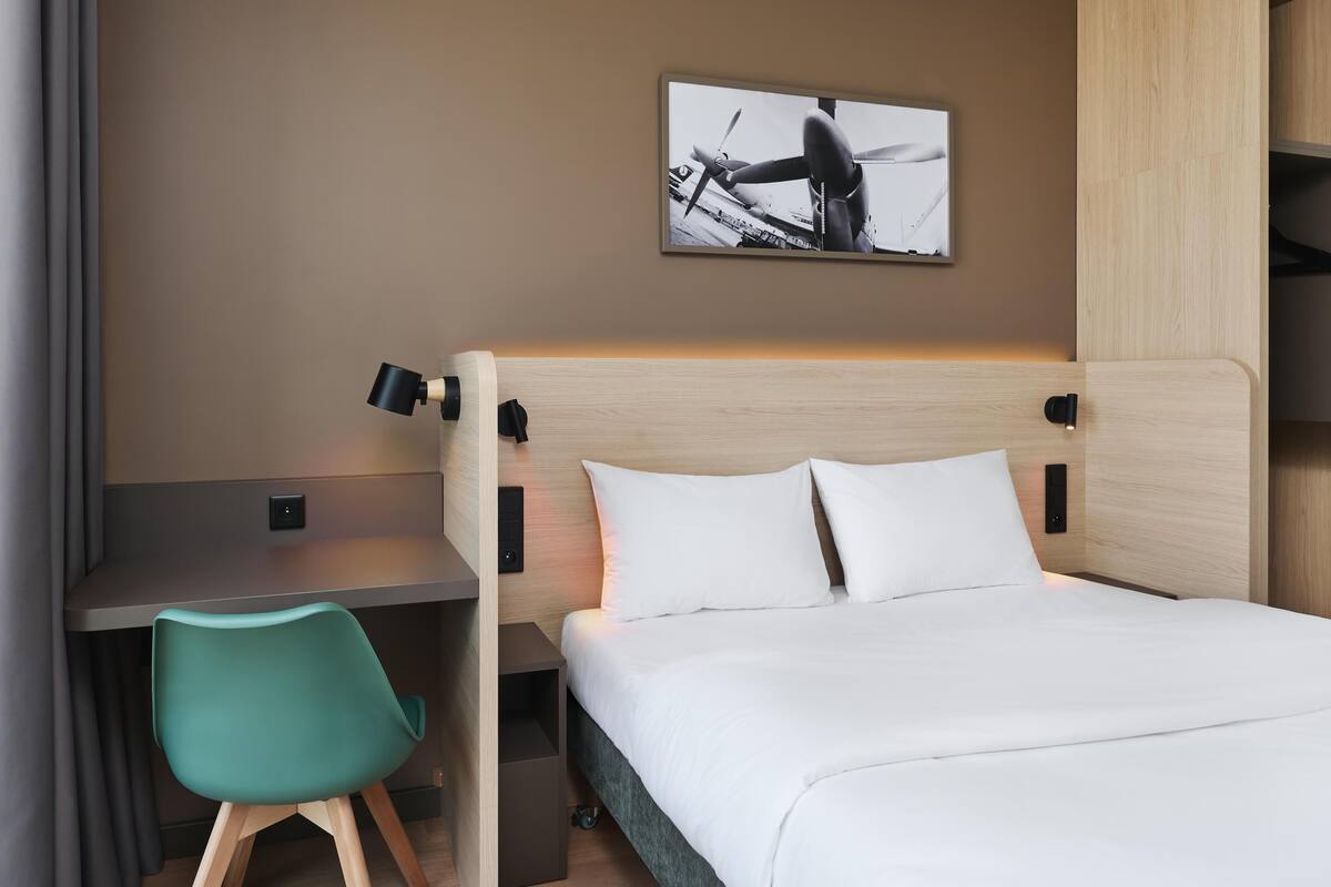 Standard Room, 1 Queen Bed