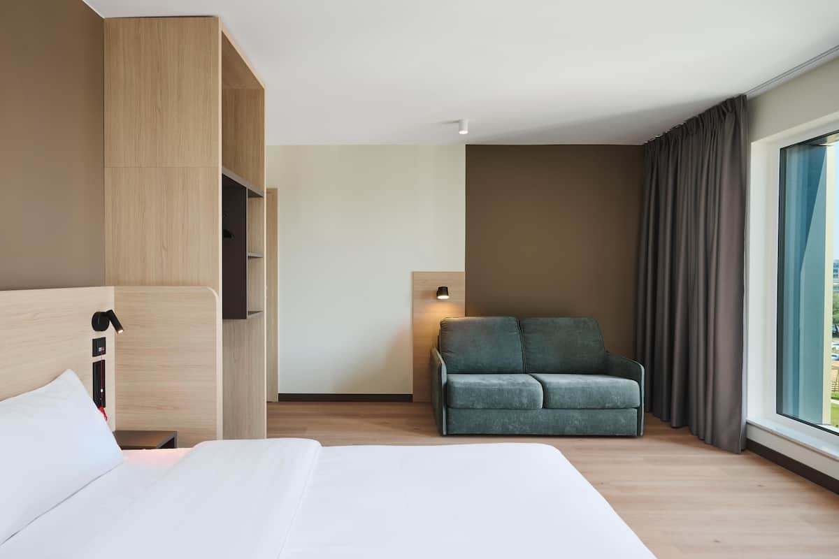 Room, 1 Queen Bed with Sofa bed, Mobility Accessible