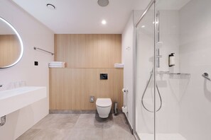 Habitación, 1 cama de matrimonio con sofá cama, accesible en silla de ruedas | Baño | Ducha, cabezal de ducha tipo lluvia, toallas y papel higiénico