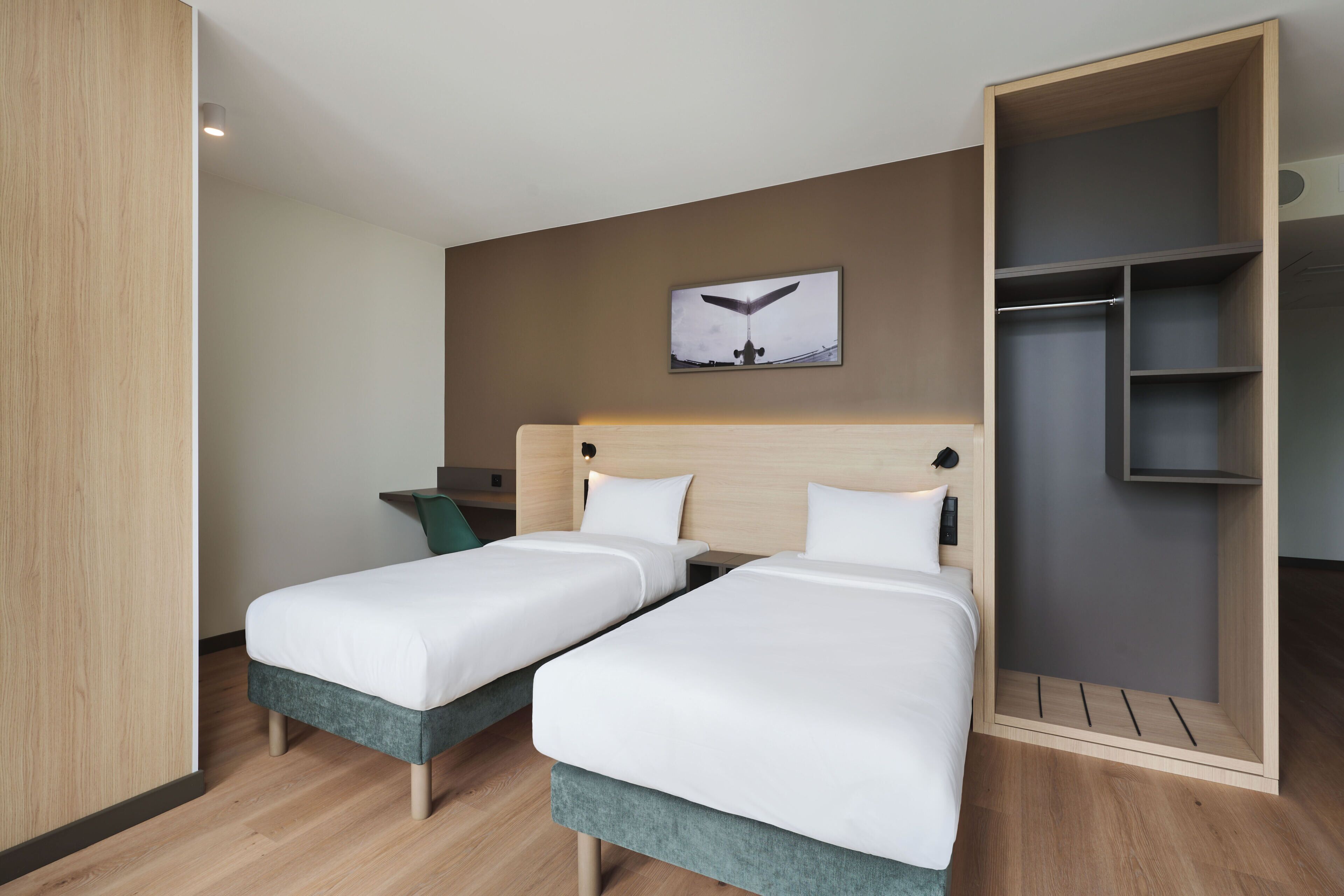 Habitación estándar, 3 camas individuales | Ropa de cama hipoalergénica y escritorio 