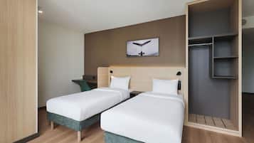 Habitación estándar, 3 camas individuales | Ropa de cama hipoalergénica y escritorio