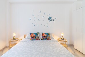 Ein Schlafzimmer mit einem Bett, zwei Nachttischen mit Lampen und einer Wanddekoration.