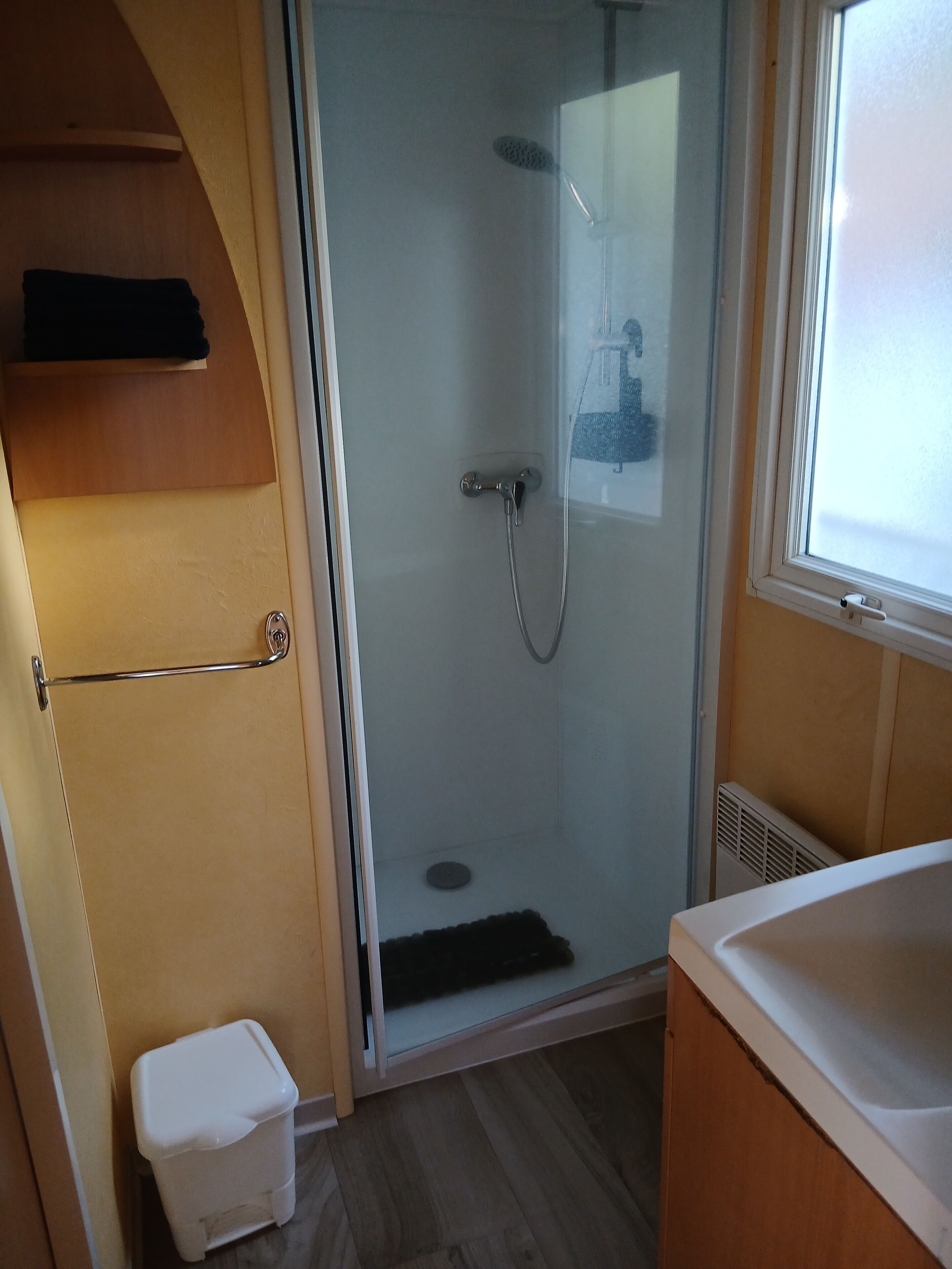 Une salle de bain avec une douche à parois de verre, des toilettes et une baignoire.