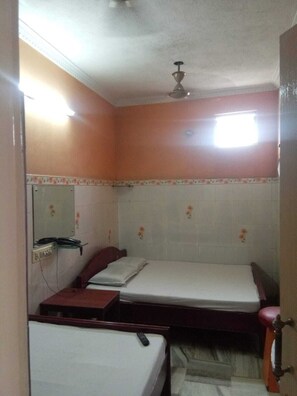 Deluxe Double Room | Free WiFi - MN Guest House (Chennai)