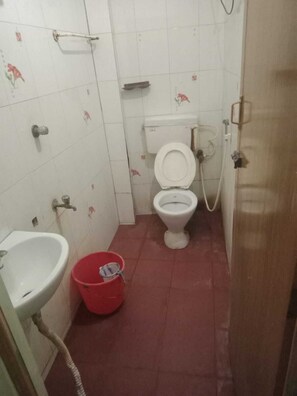 Deluxe Double Room | Bathroom | Shower, towels, soap, shampoo - MN Guest House (Chennai)