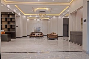 Lobby - Skyline views|pool|gym (Nairobi)