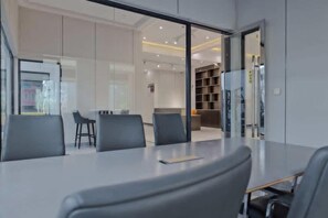 Dining - Skyline views|pool|gym (Nairobi)