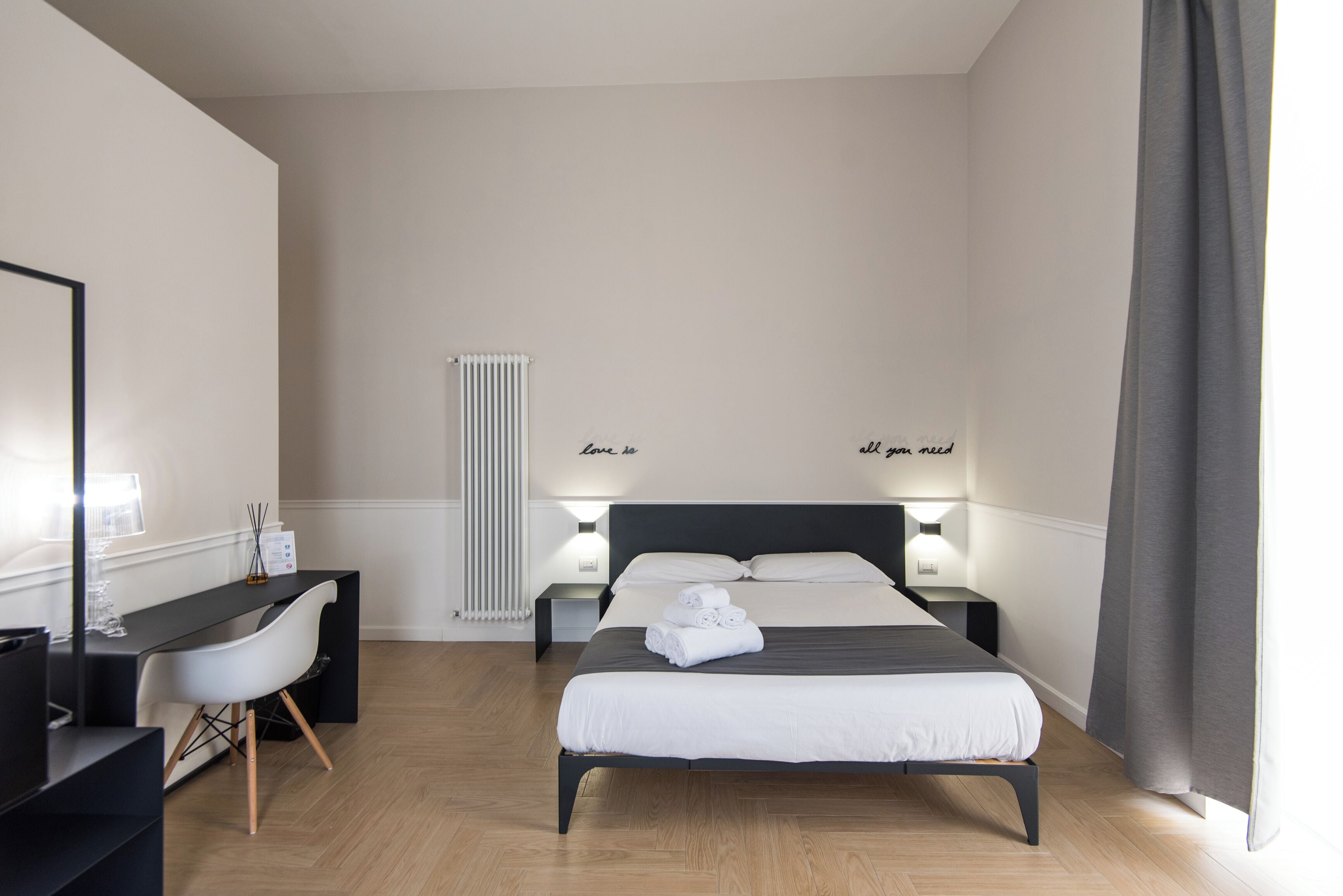1 bedroom, laptop workspace, bed sheets