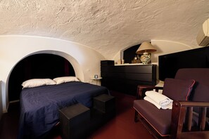 A bedroom with a bed, a chair, a dresser, and a lamp. - Via del Parco Margherita 24 (Naples)