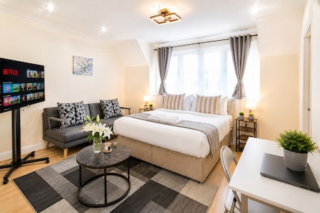 Desk, iron/ironing board, free WiFi, bed sheets. Modern 2BR House Sleeps 6 Parking, Wi-Fi & Self Check-In Near Bluewater & London