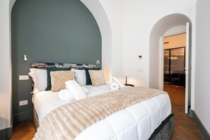 Habitación, balcón | 1 dormitorio, wifi gratis, ropa de cama