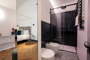 A modern bathroom with a glass shower enclosure, a toilet, and a sink. - Via Port'alba 19 - Eleonora Room (Naples)