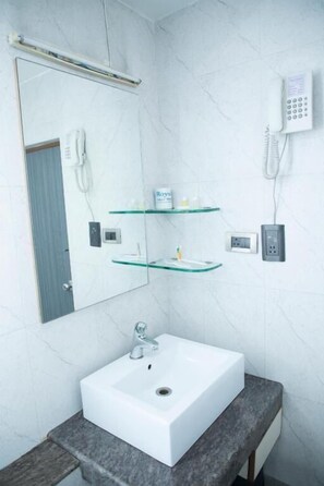 Superior Double or Twin Room | Bathroom - Moskva hotel  (Madurai)