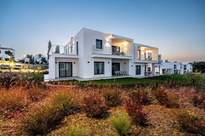 A modern two-story house with a balcony and a well-maintained garden. - PrimeLife by Prime Resorts (Carvoeiro)