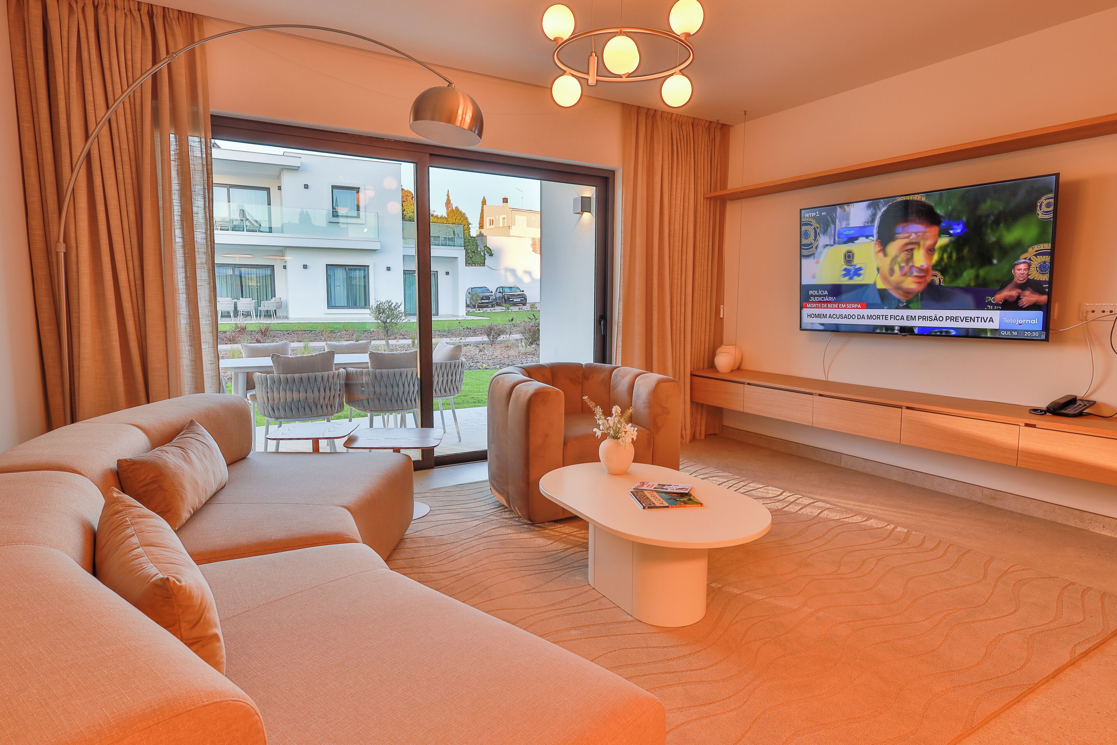 Een 55-inch smart-tv met digitale zenders