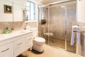 Hair dryer, towels - Hunter Moon - A stunning Country Estate (Broke)