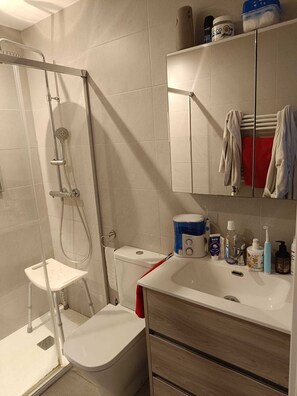Dortoir Partagé, plusieurs chambres, accessible aux personnes à mobilité réduite, fumeurs | Salle de bain