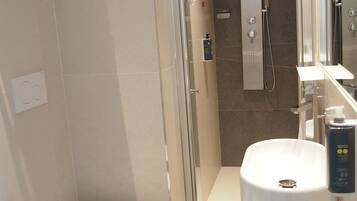 Een douche, een haardroger, een bidet, handdoeken