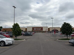 Aparcamiento de Target con varios coches y algunos árboles.