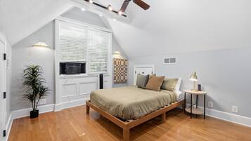 Tabla de planchar con plancha, wifi gratis y ropa de cama