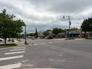 Una intersección de calles con pasos de peatones, semáforos y vehículos.