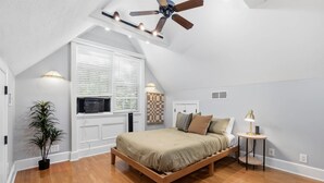 3 bedrooms, iron/ironing board, free WiFi, bed sheets - Mission Breeze | 3BR Near Plaza + Downtown (Mission)