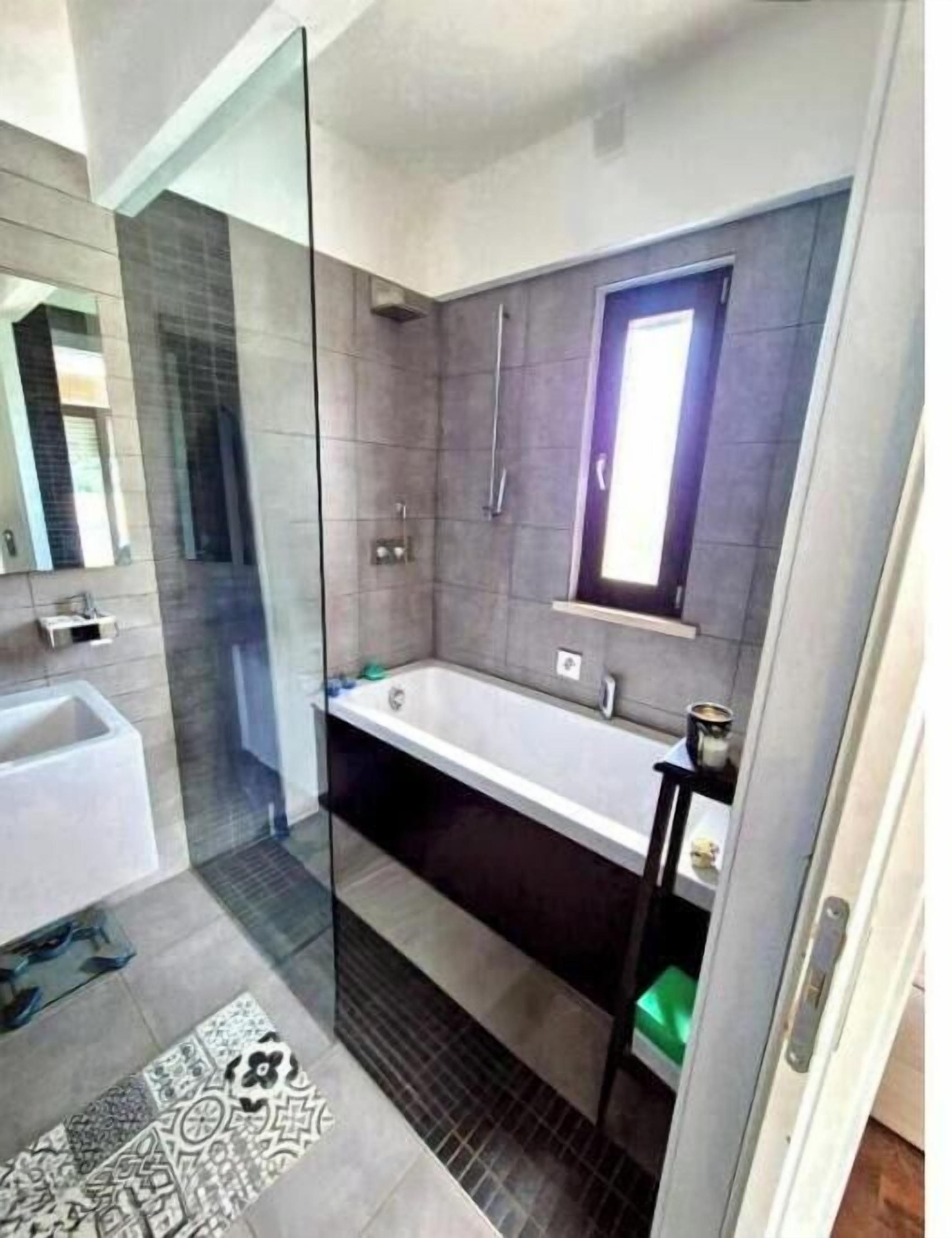Douche, sèche-cheveux, serviettes fournies, savon