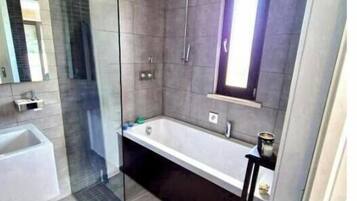 Douche, sèche-cheveux, serviettes fournies, savon