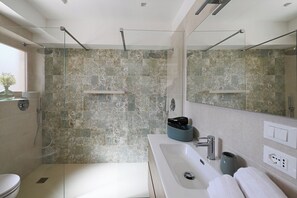 Haartrockner, Bidet, Handtücher, Seife