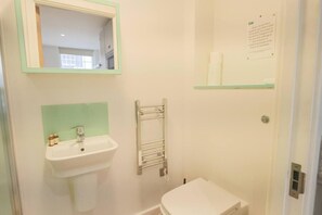 Shower, towels - Harford House Studios  19 - Hopewell (Bristol)