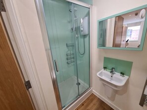 Shower, towels - Harford House Studios  19 - Hopewell (Bristol)