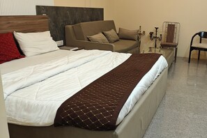 Desk, laptop workspace, free WiFi - Amantaran Farm Retreat (Varanasi)